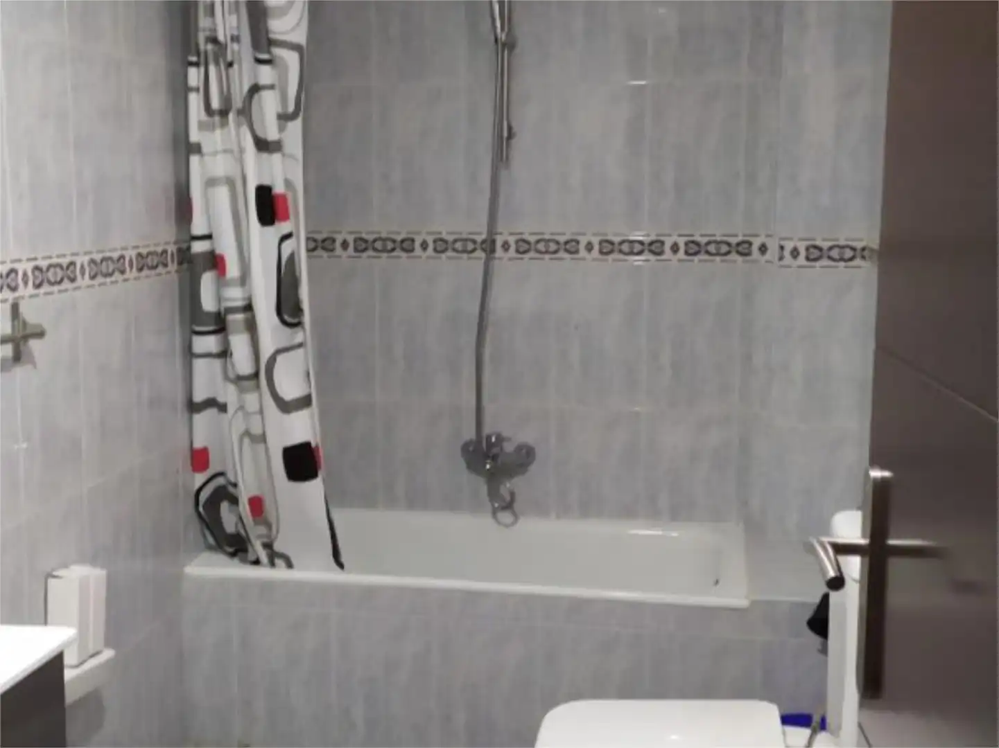 Wohnung zur Miete in Carretera de Llíria, 112, Zona Concordia Badezimmer von Wohnung zur Miete in Burjassot mit Klimaanlage, Schwimmbad und Möbliert