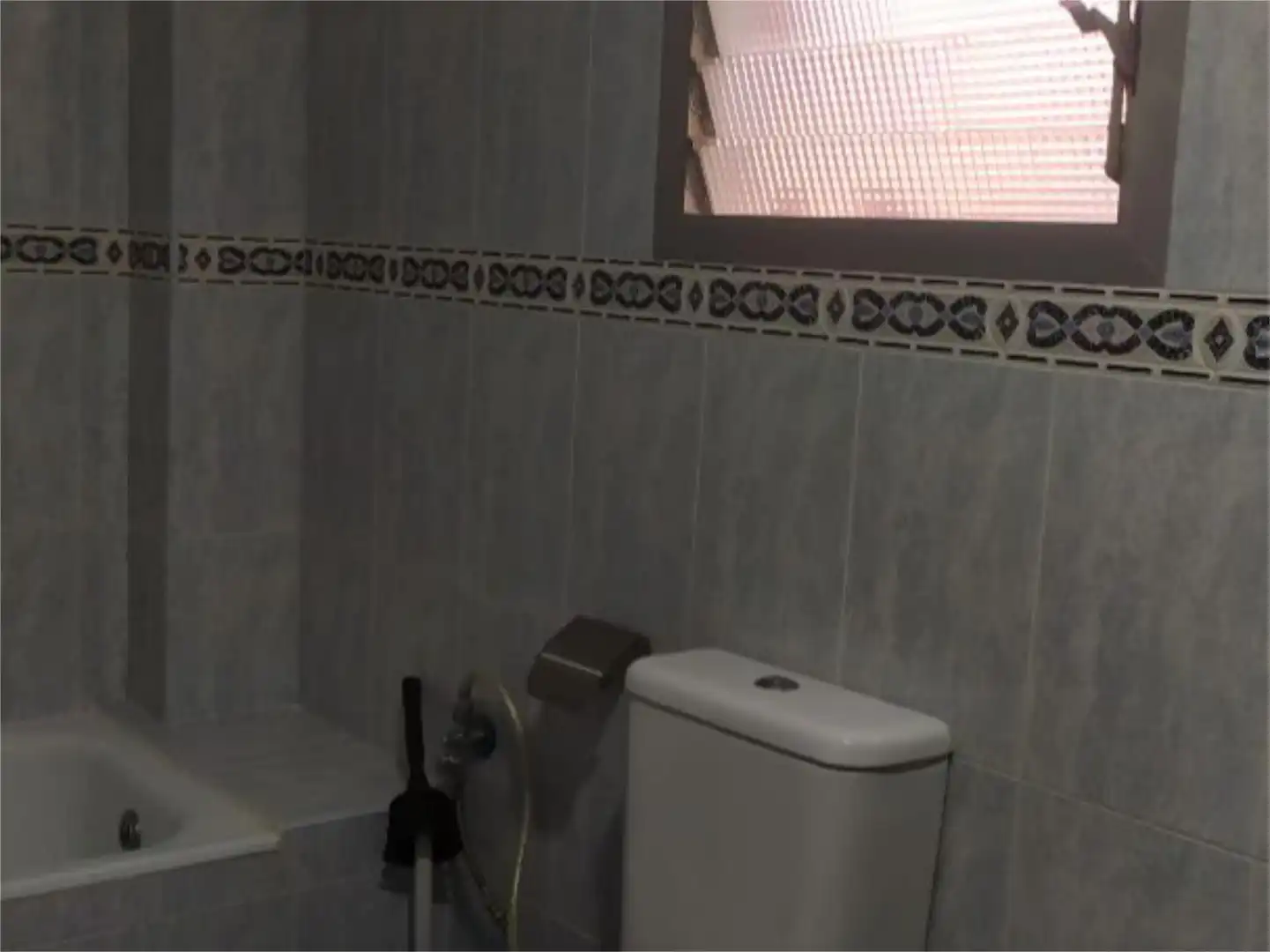 Wohnung zur Miete in Carretera de Llíria, 112, Zona Concordia Badezimmer von Wohnung zur Miete in Burjassot mit Klimaanlage, Schwimmbad und Möbliert
