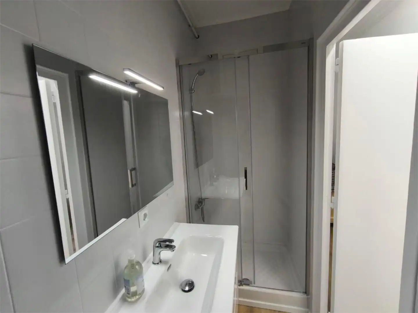 Zimmer in Carrer d'Escòcia, 24, Vilapicina i la Torre Llobeta Badezimmer von Wohnung zur untervermieten in Barcelona mit Parkett, Terrasse und Möbliert