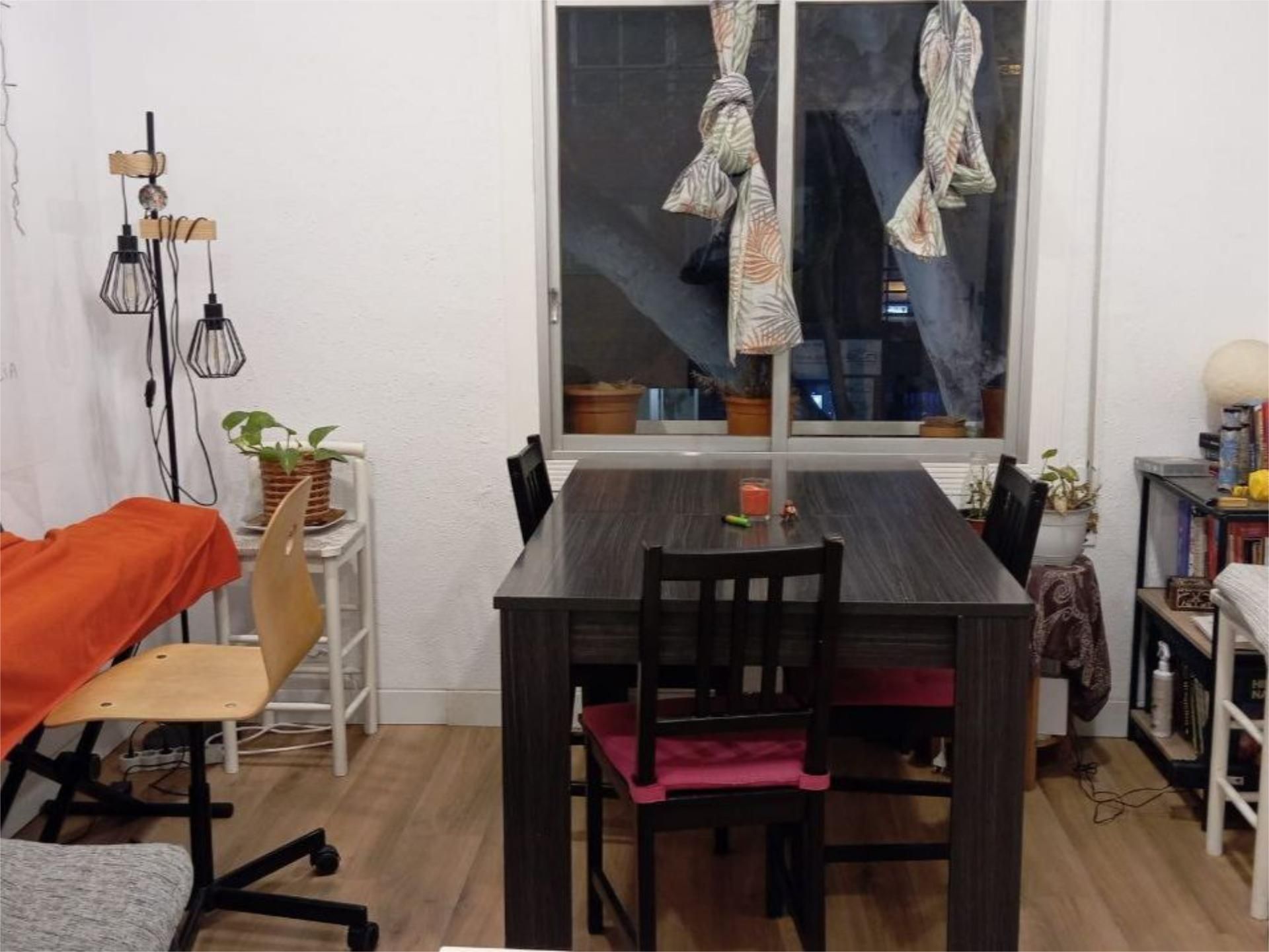 Flat to share in Carrer d'Escòcia, 24, Vilapicina i la Torre Llobeta Dining room of Flat to share in Barcelona Capital with Parquet flooring, Terrace and Furnished