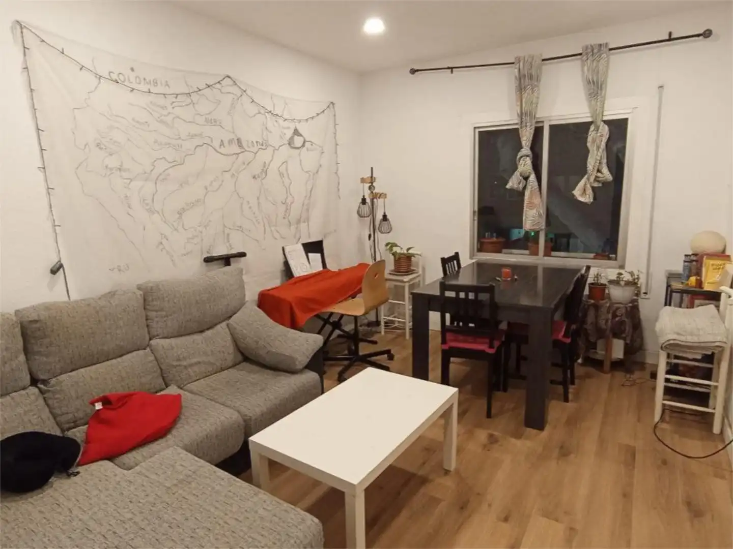 Zimmer in Carrer d'Escòcia, 24, Vilapicina i la Torre Llobeta Wohnzimmer von Wohnung zur untervermieten in Barcelona mit Parkett, Terrasse und Möbliert