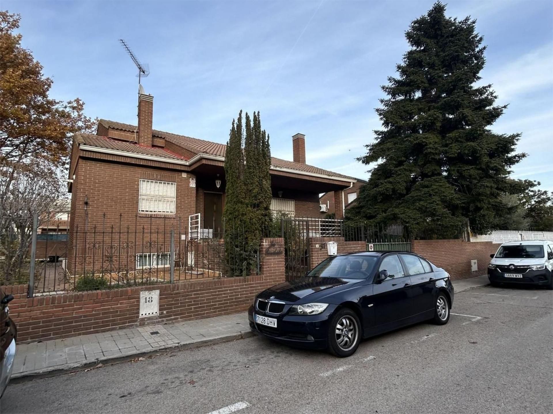 Vista exterior de Casa o xalet en venda en Camarma de Esteruelas amb Aire condicionat, Terrassa i Piscina