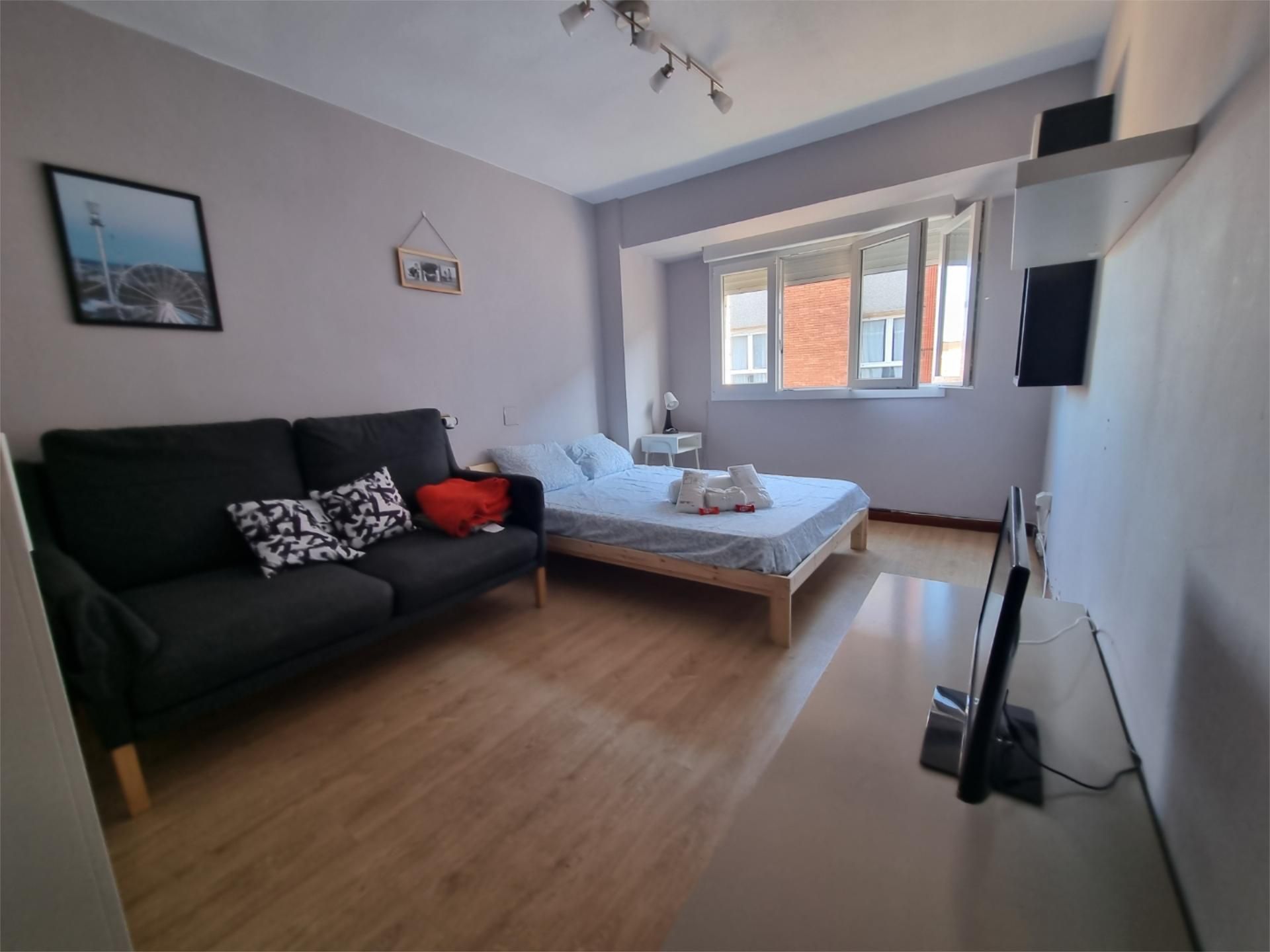 Bedroom of Flat to share in Gijón   with Heating, Parquet flooring and Furnished