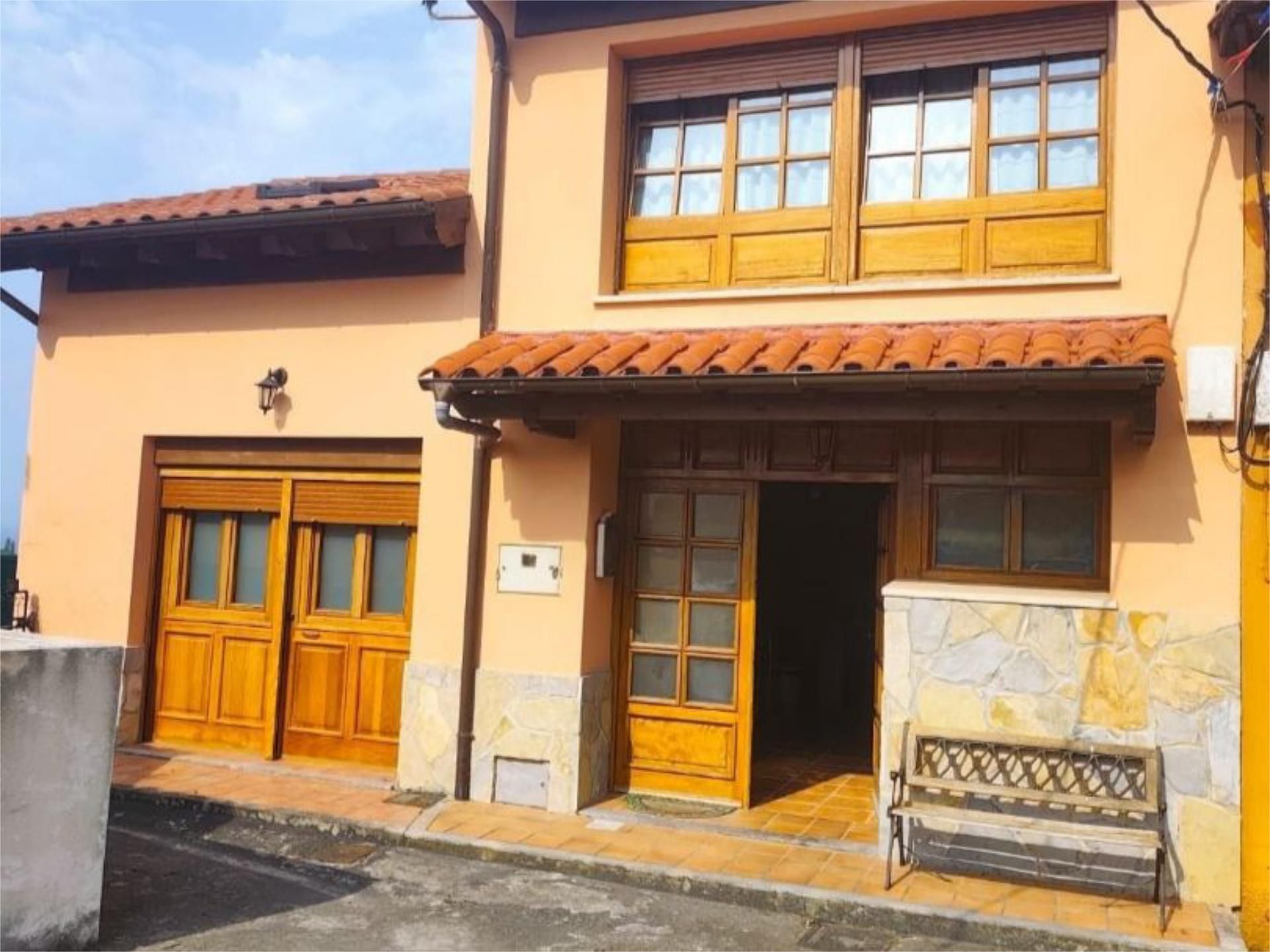 Vista exterior de Casa adosada en venda en Colunga