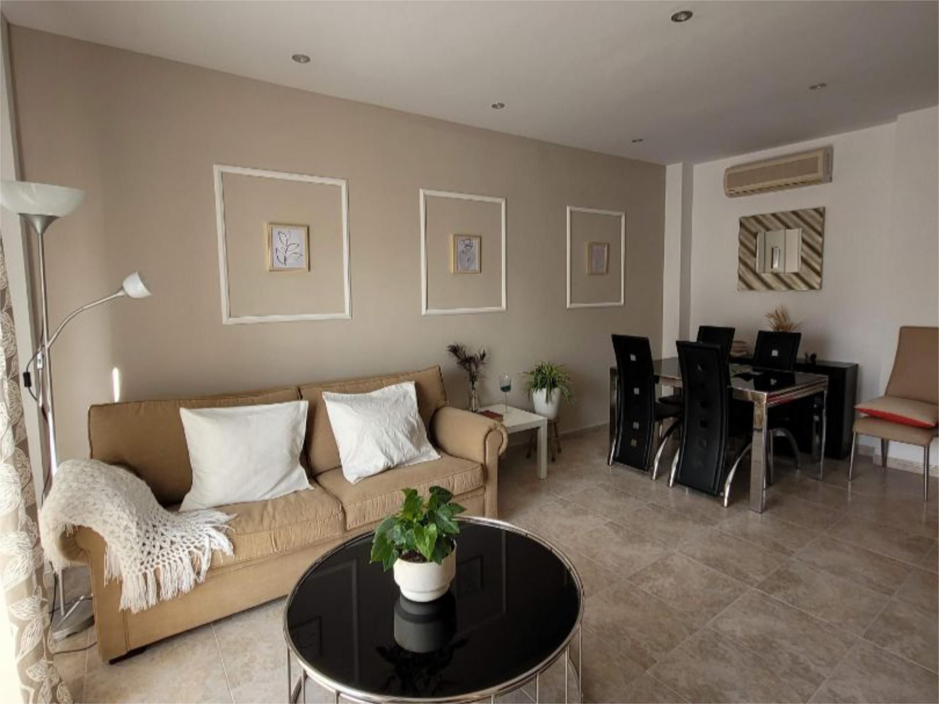 Pis de lloguer a Plaza del Pilar, 12, Cúllar Vega Sala d'estar de Pis de lloguer en Cúllar Vega amb Aire condicionat, Moblat i Balcó