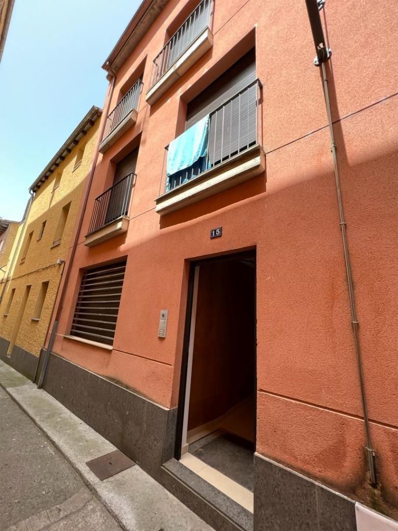 Vista exterior de Estudi de lloguer en Sant Joan de les Abadesses amb Calefacció, Parquet i Moblat