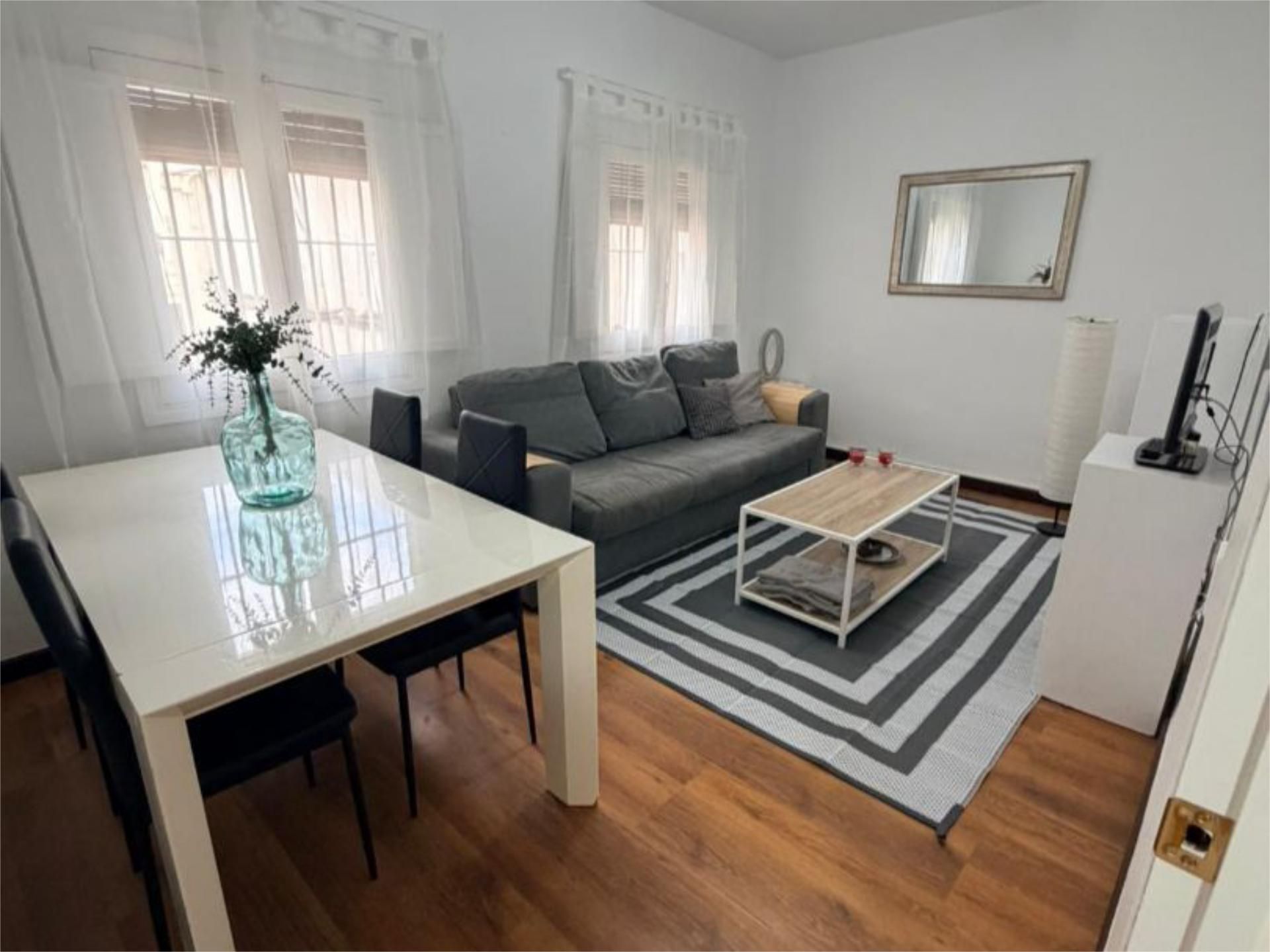 Pis de lloguer a Calle San Salvador, 6, Centro Sala d'estar de Pis de lloguer en Huelva Capital amb Parquet i Moblat