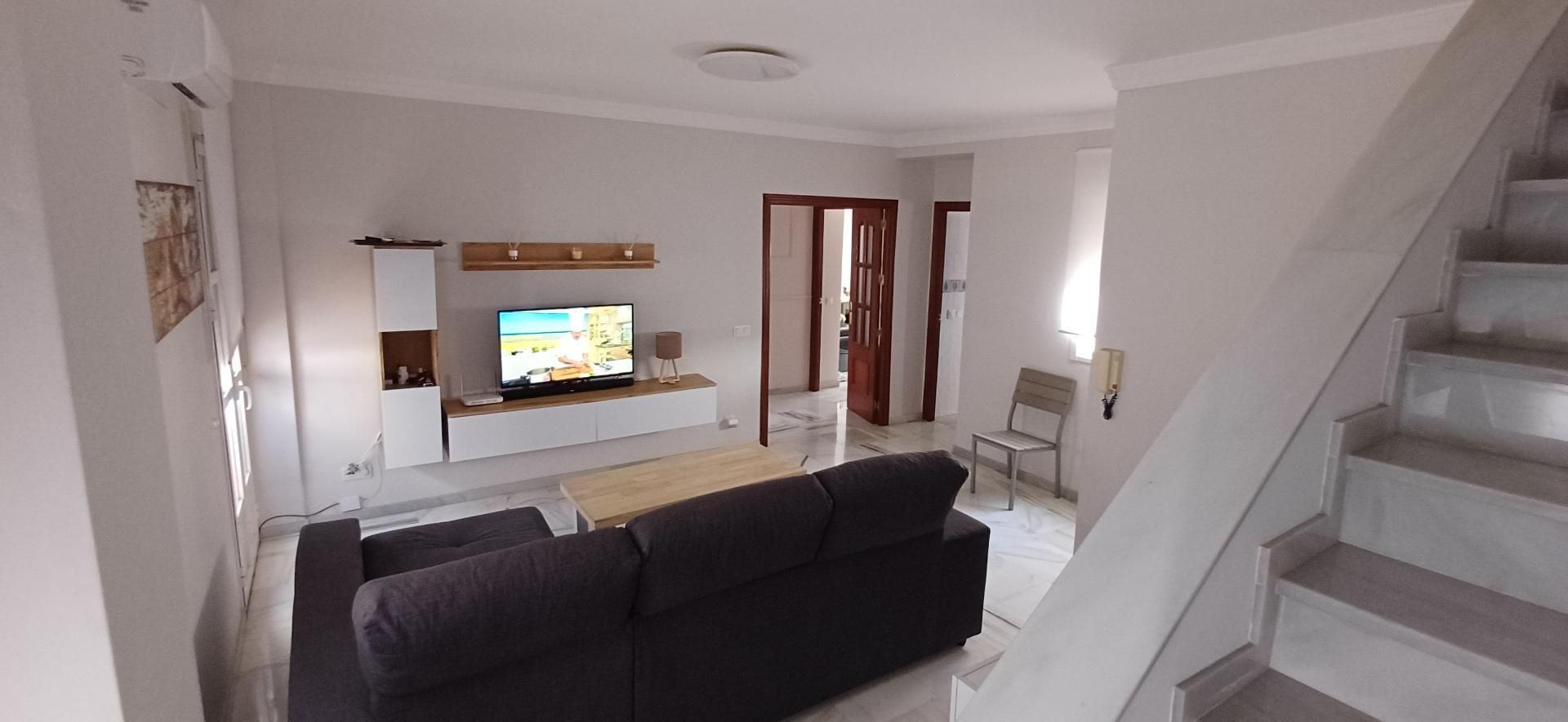 Casa adosada en venda a Calle Victoria, 44, Morón de la Frontera Sala d'estar de Casa adosada en venda en Morón de la Frontera amb Aire condicionat, Calefacció i Terrassa