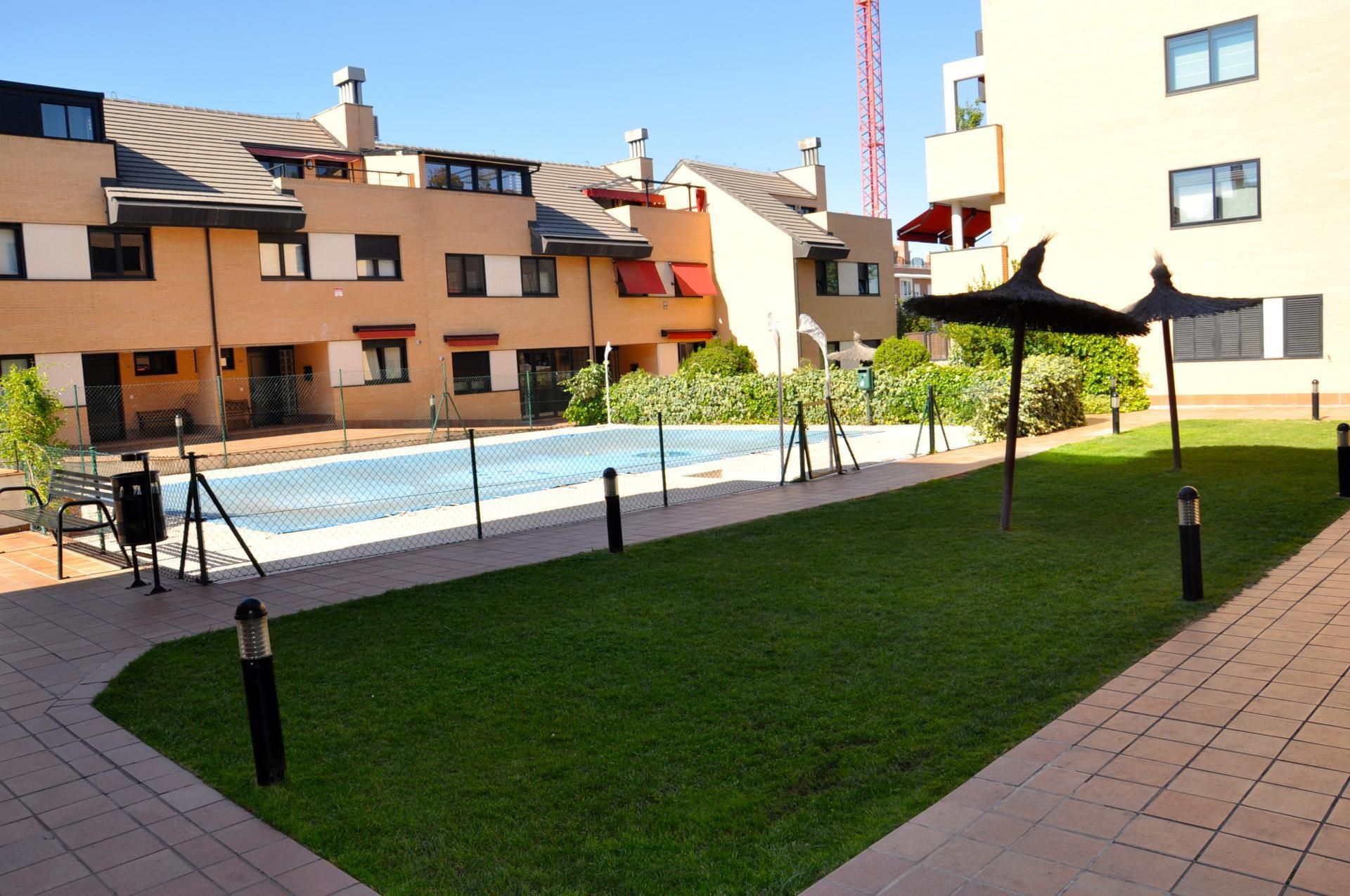 Swimming pool of Flat to rent in  Madrid Capital  with Air Conditioner, Heating and Parquet flooring