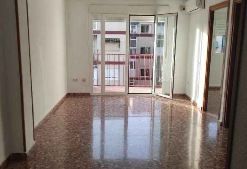 Foto 1 de Piso de alquiler en Avenida de Cervantes, 12, Cervantes, Granada