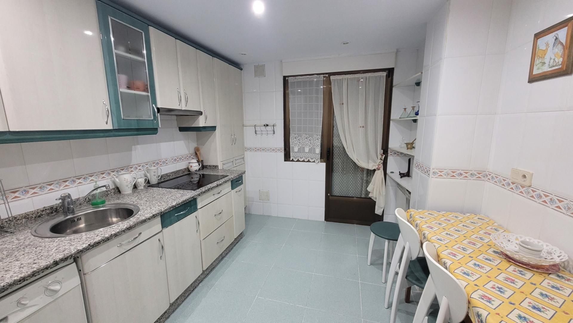 Cuina de Pis de lloguer en Valladolid Capital amb Calefacció, Parquet i Moblat