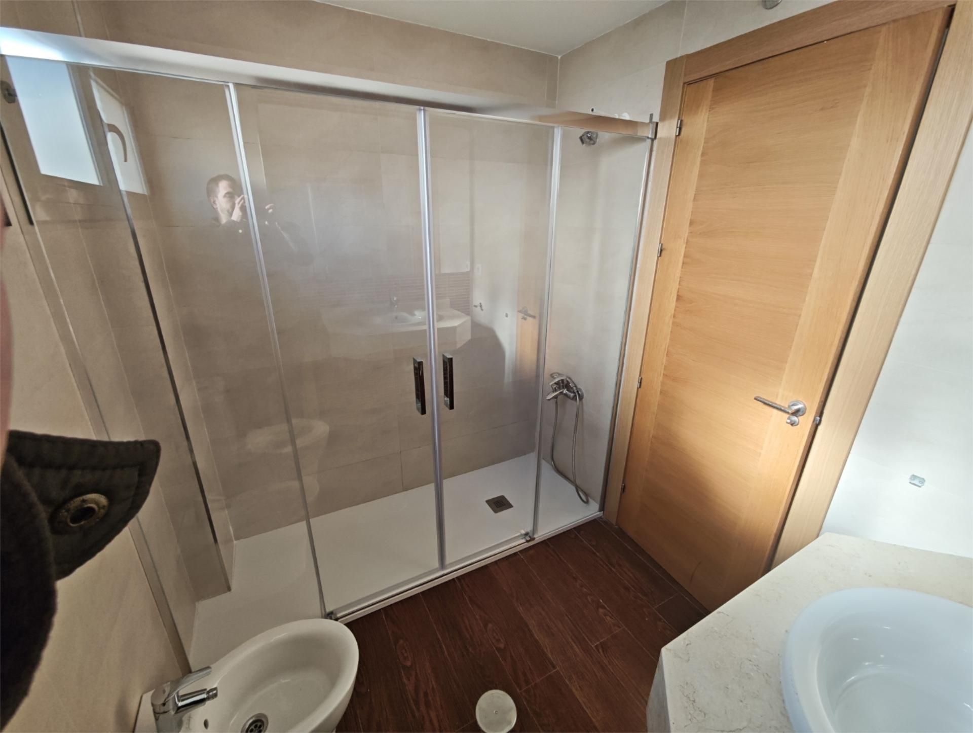 Bany de Casa o xalet per a compartir en  Albacete Capital amb Calefacció, Jardí privat i Parquet