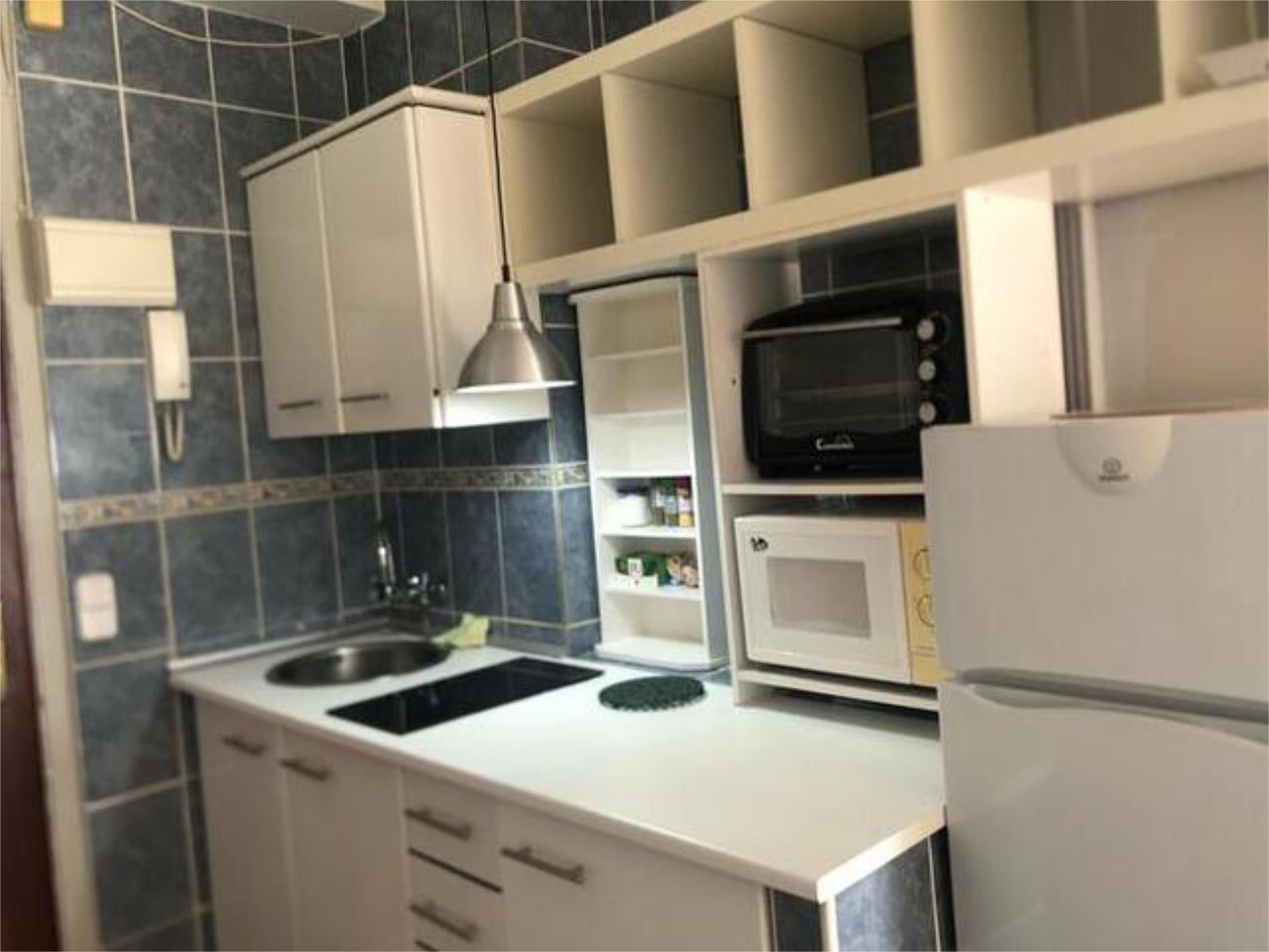 Cocina de Apartamento de alquiler en Torremolinos con Calefacción, Terraza y Piscina