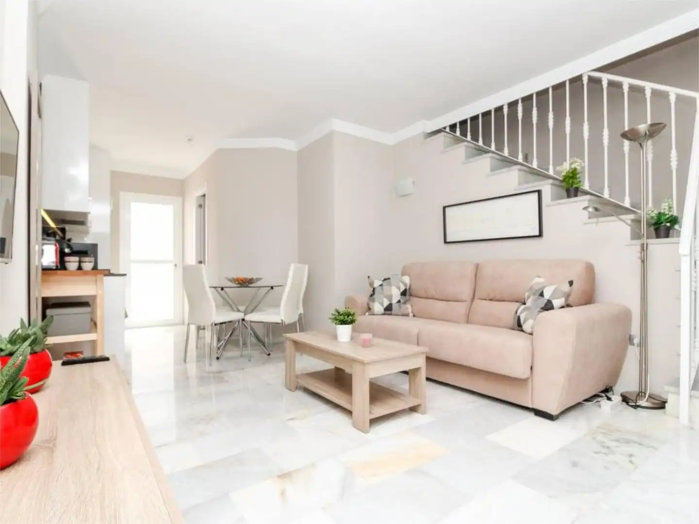 Planta baja de alquiler en Avenida Alpandeire, 44, Reserva de Marbella Sala de estar de Planta baja de alquiler en Marbella con Aire acondicionado, Calefacción y Parquet