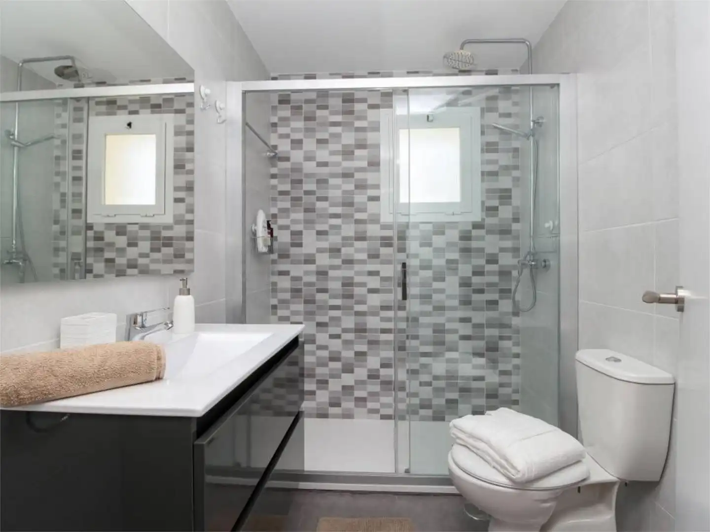 Planta baja de alquiler en Avenida Alpandeire, 44, Reserva de Marbella Baño de Planta baja de alquiler en Marbella con Aire acondicionado, Calefacción y Parquet