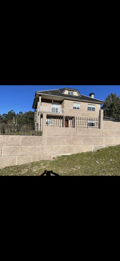 Vista exterior de Casa o xalet en venda en O Incio  amb Calefacció, Jardí privat i Parquet