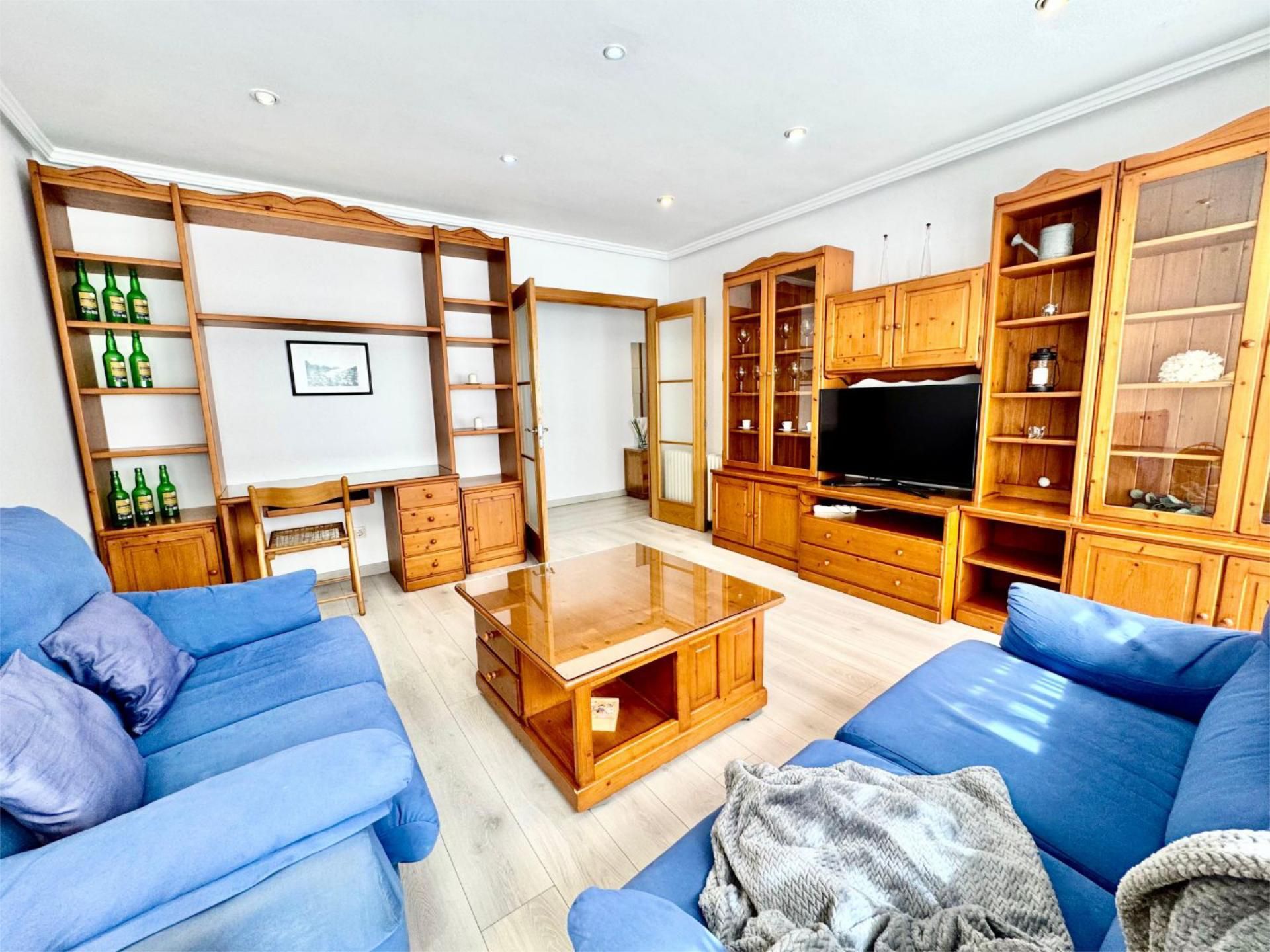 Wohnzimmer von Wohnung miete in Cudillero mit Heizung, Parkett und Möbliert