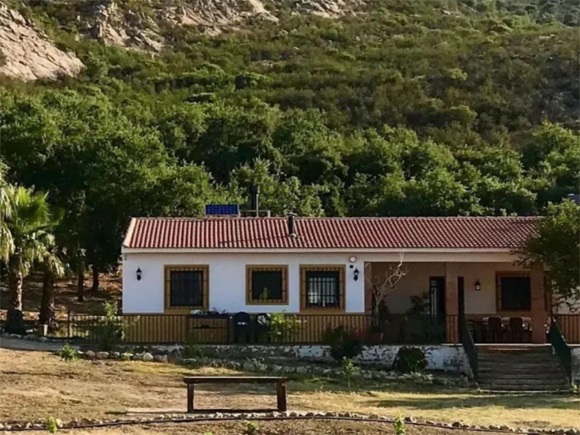 Vista exterior de Finca rústica en venda en Cabeza del Buey amb Aire condicionat i Piscina