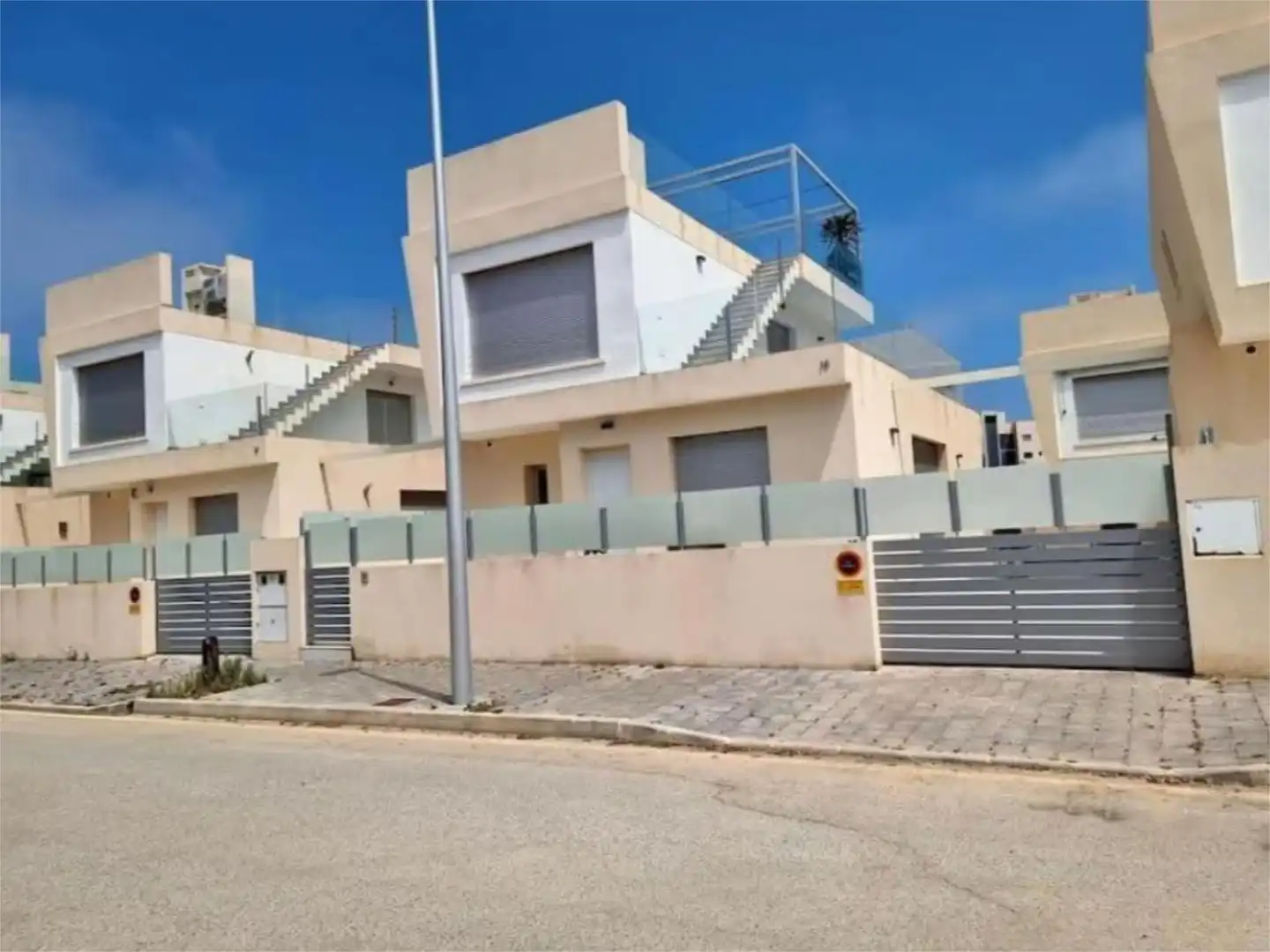 Casa o chalet de alquiler en Pueblo Latino Vista exterior de Casa o chalet de alquiler en Pilar de la Horadada con Aire acondicionado, Jardín privado y Terraza