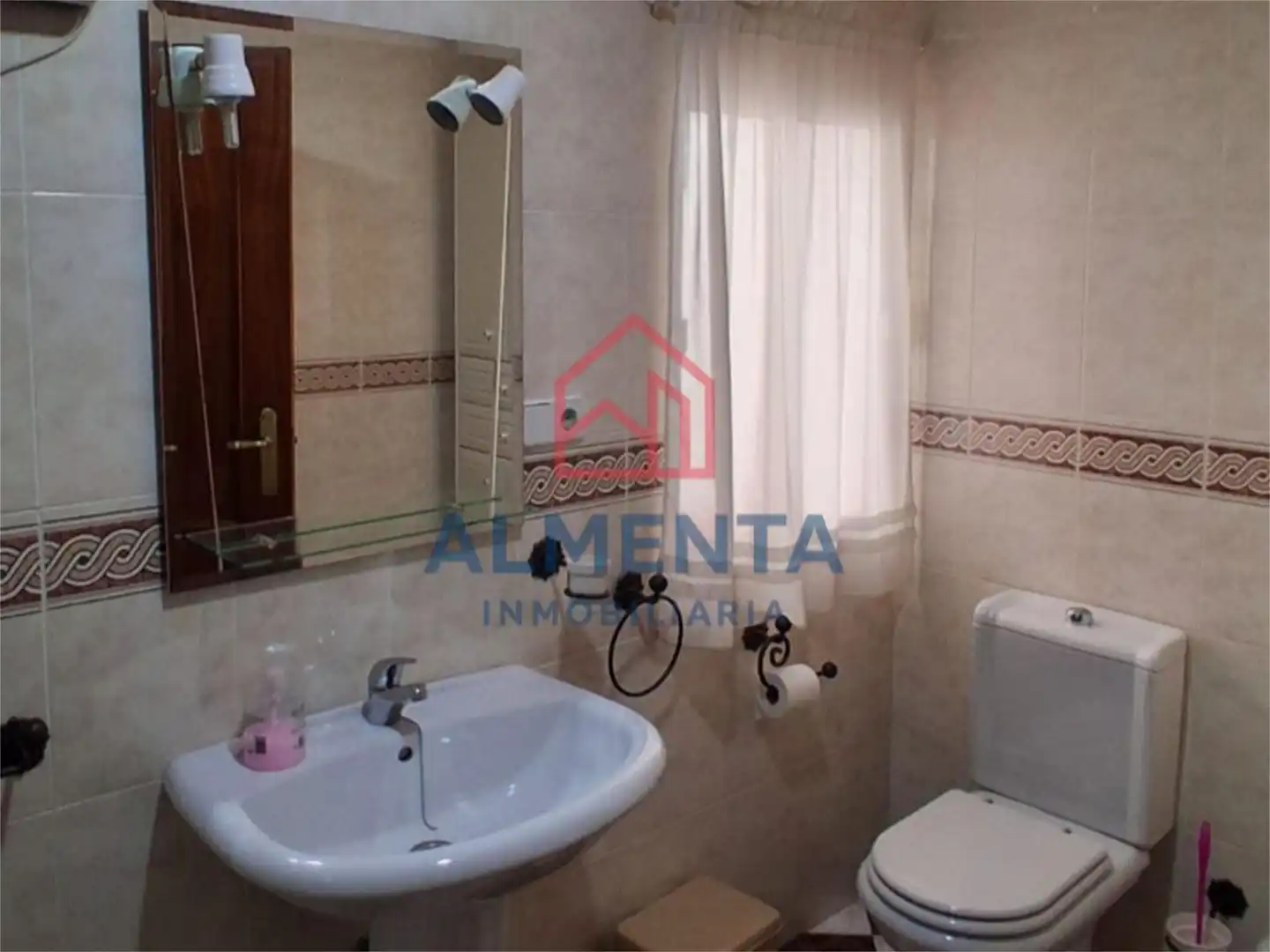 Houses for sale in Calle Vicente Aleixandre, 9, Las Cabezas de San Juan Bathroom of Houses for sale in Las Cabezas de San Juan