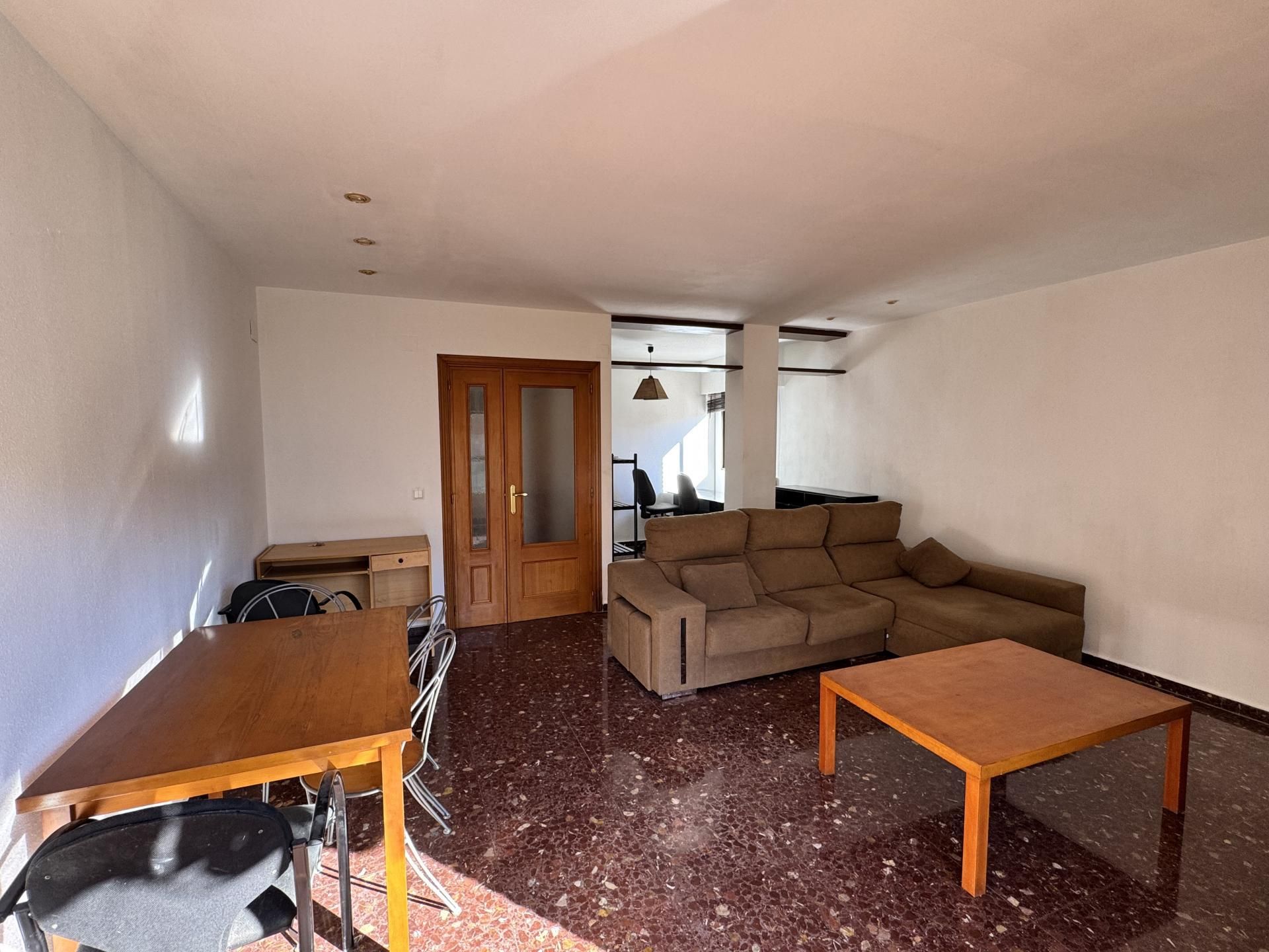 Pis en venda a Carrer Pintor R Reyes y Torrent, 1, L'Amistat Sala d'estar de Pis en venda en Valencia Capital amb Moblat, Aparcament comunitari i Balcó