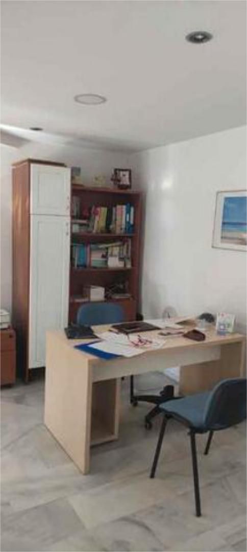 Office to rent in Algeciras  with Air Conditioner