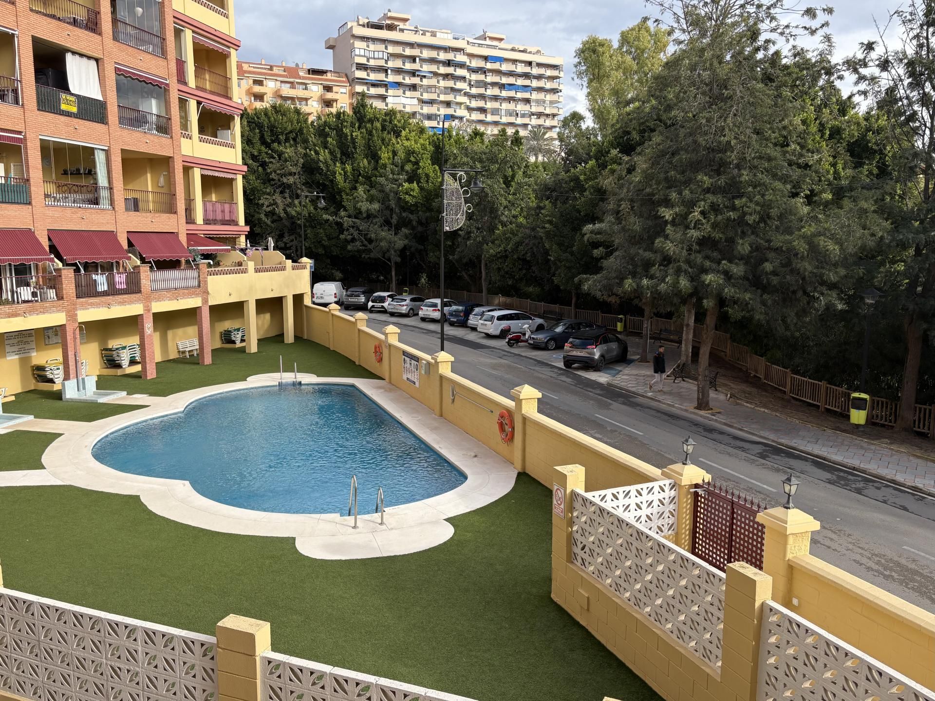 Pis en venda a Avenida Los Pacos, 29, Los Pacos Piscina de Pis en venda en Fuengirola amb Aire condicionat, Terrassa i Piscina