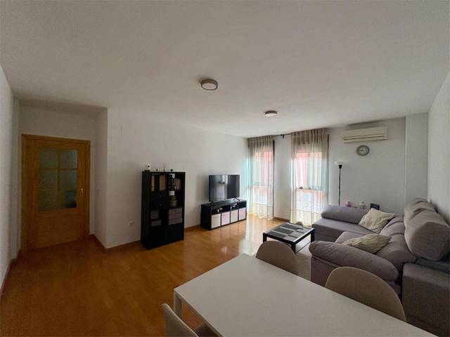 Piso en Venta en Calle Doňa Jimena, 4 en Yuncler