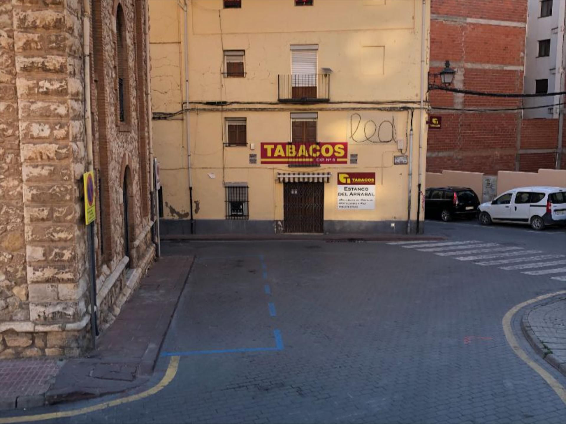 Aparcament de Casa adosada en venda en  Teruel Capital amb Calefacció, Terrassa i Moblat