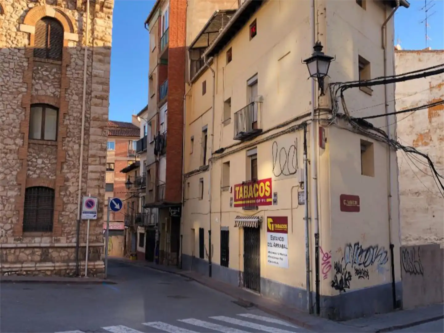 Casa adosada en venda a Calle Cuervo, 2, Arrabal - Carrel - San Julián Vista exterior de Casa adosada en venda en Teruel amb Calefacció, Terrassa i Moblat