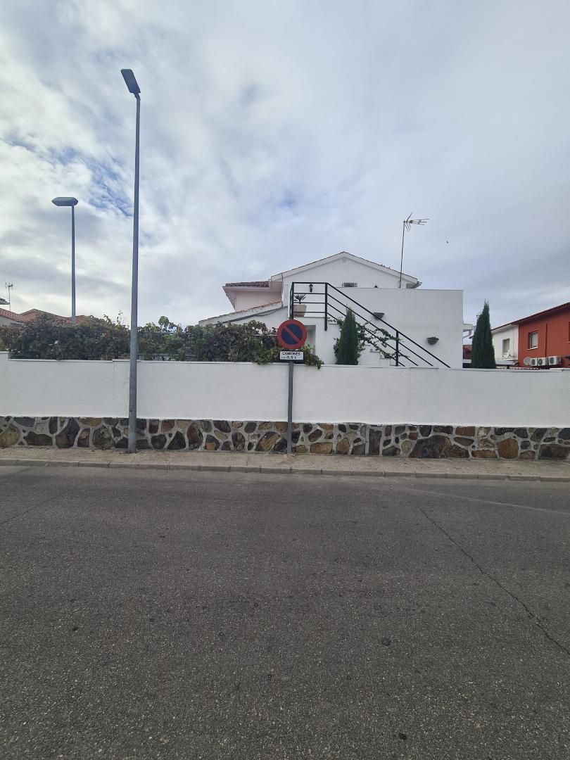 Casa o chalet en venta en Calle Cristóbal Colón, 2, Cedillo del Condado Vista exterior de Casa o chalet en venta en Cedillo del Condado con Terraza, Piscina y Balcón