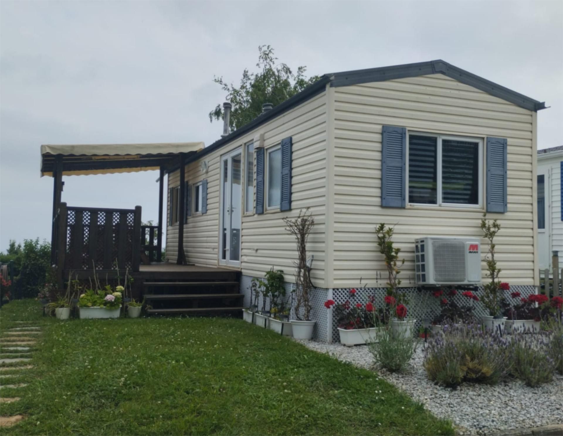 Vista exterior de Casa adosada en venda en Castro-Urdiales amb Aire condicionat