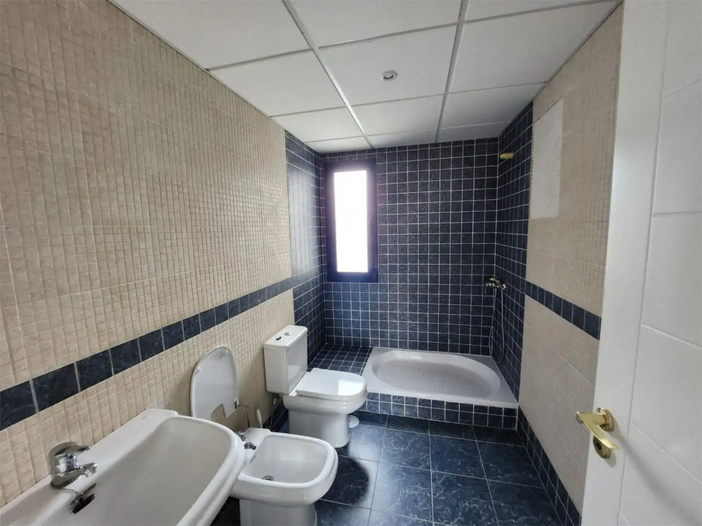 Piso de alquiler en Calle Matías Prats, 1, Puerto de Estepona Baño de Piso de alquiler en Estepona con Aire acondicionado, Calefacción y Terraza