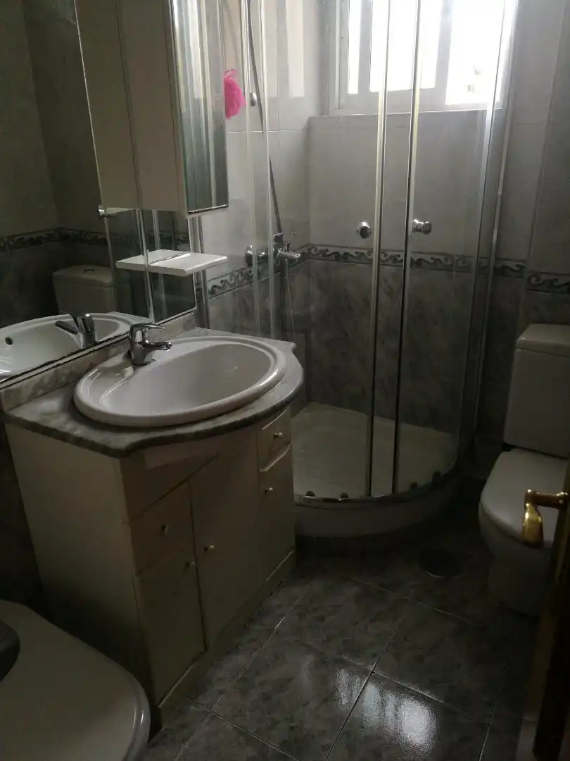 Bathroom of Flat for share in Madrid  with Furnished, Washing machine and Microwave