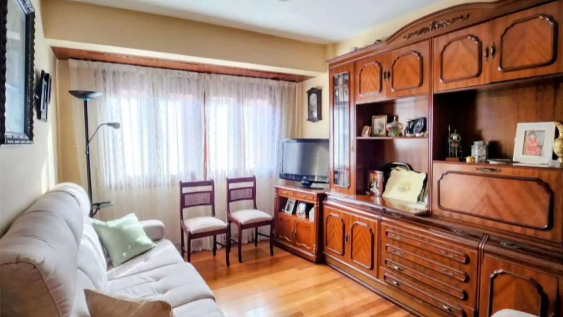 Piso en venta en Alfonso del Pozo Kalea, 14, Azeta - Abatxolo Sala de estar de Piso en venta en Portugalete con Calefacción, Trastero y Amueblado