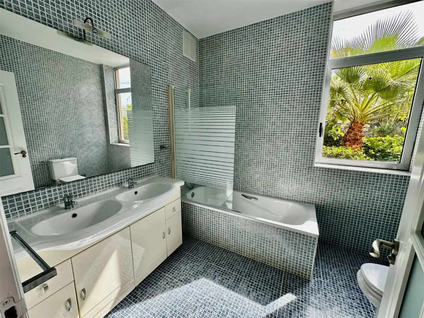 Houses for sale in Calle Córdoba, 9, Pueblo Español - Coveta Fumá Bathroom of Houses for sale in El Campello with Air Conditioner, Heating and Private garden