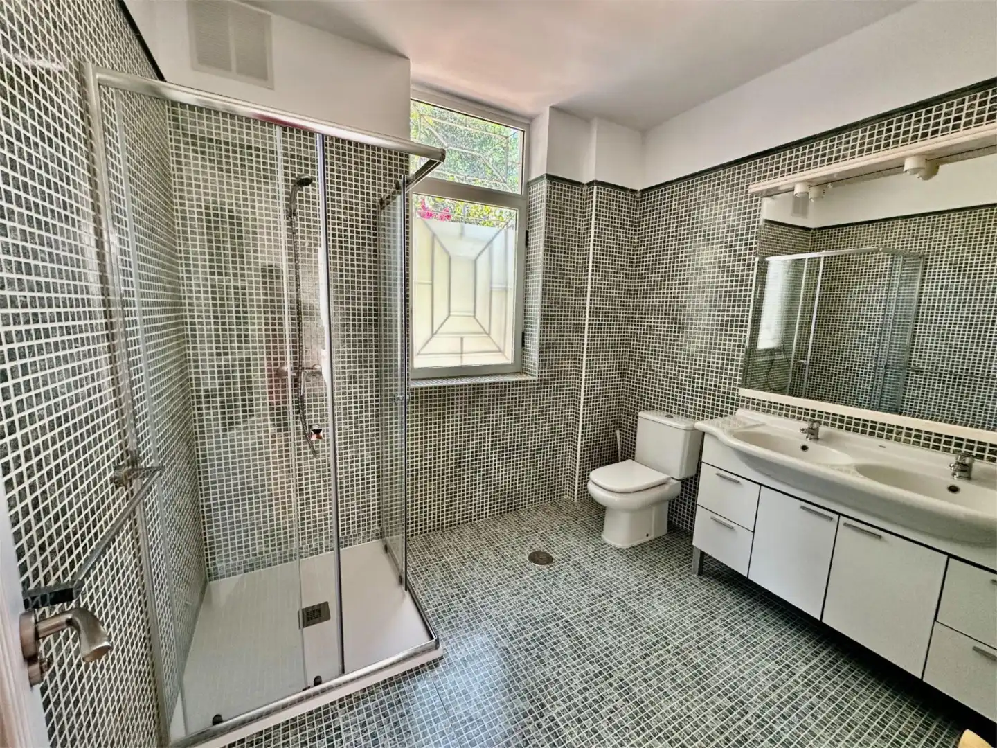 Houses for sale in Calle Córdoba, 9, Pueblo Español - Coveta Fumá Bathroom of Houses for sale in El Campello with Air Conditioner, Heating and Private garden