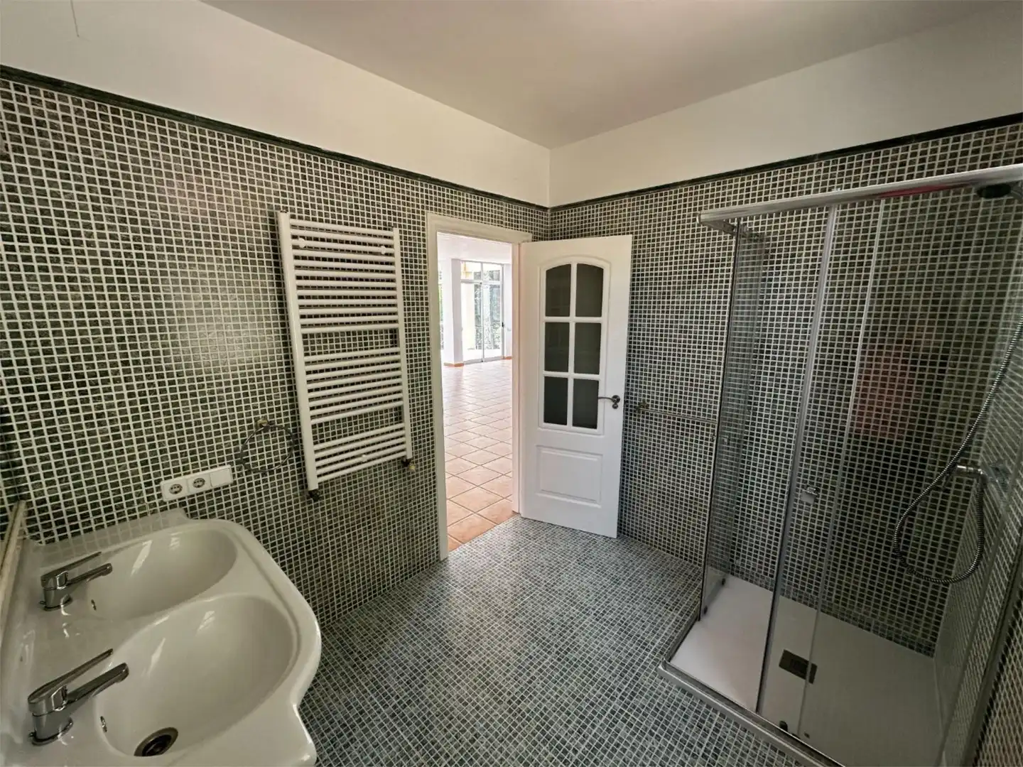 Houses for sale in Calle Córdoba, 9, Pueblo Español - Coveta Fumá Bathroom of Houses for sale in El Campello with Air Conditioner, Heating and Private garden