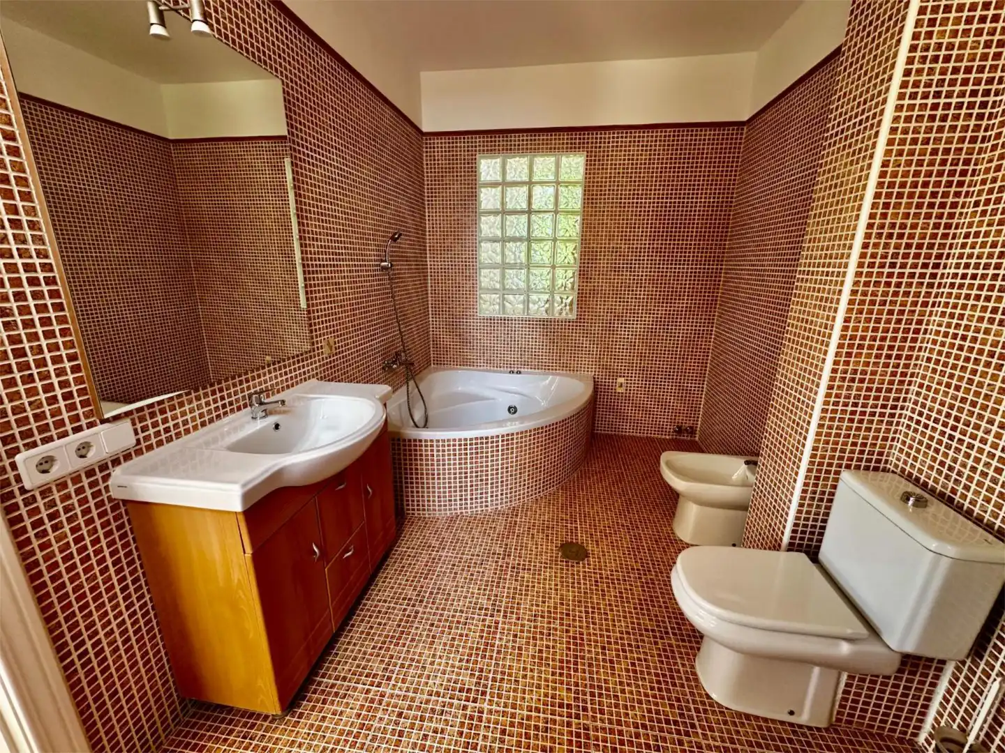 Houses for sale in Calle Córdoba, 9, Pueblo Español - Coveta Fumá Bathroom of Houses for sale in El Campello with Air Conditioner, Heating and Private garden