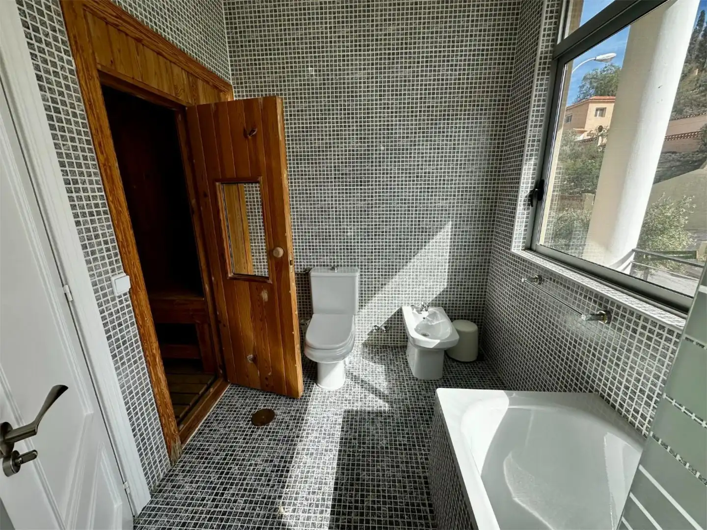 Houses for sale in Calle Córdoba, 9, Pueblo Español - Coveta Fumá Bathroom of Houses for sale in El Campello with Air Conditioner, Heating and Private garden