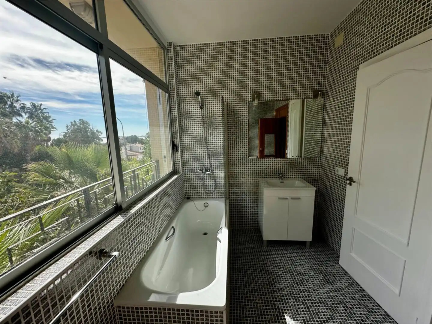 Houses for sale in Calle Córdoba, 9, Pueblo Español - Coveta Fumá Bathroom of Houses for sale in El Campello with Air Conditioner, Heating and Private garden