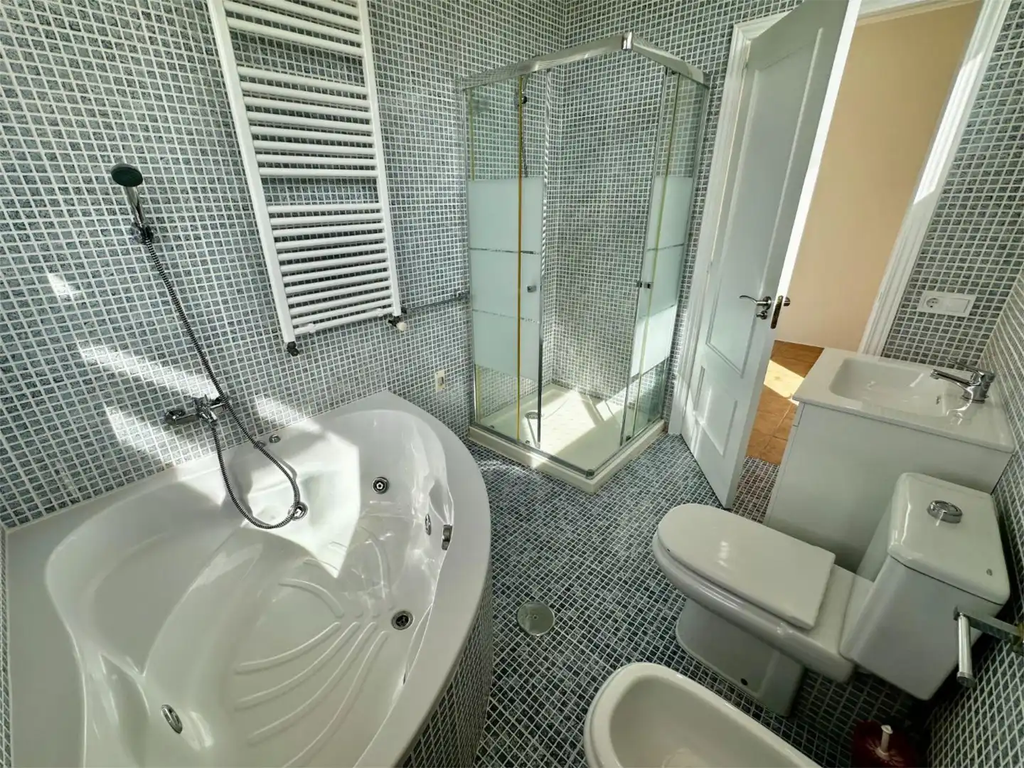 Houses for sale in Calle Córdoba, 9, Pueblo Español - Coveta Fumá Bathroom of Houses for sale in El Campello with Air Conditioner, Heating and Private garden