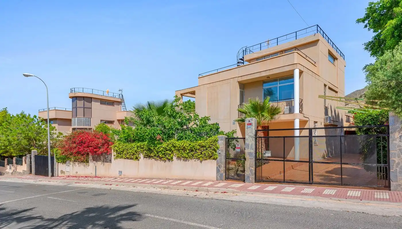 Casa o xalet en venda a Calle Córdoba, 9, Pueblo Español - Coveta Fumá Vista exterior de Casa o xalet en venda en El Campello amb Aire condicionat, Calefacció i Jardí privat