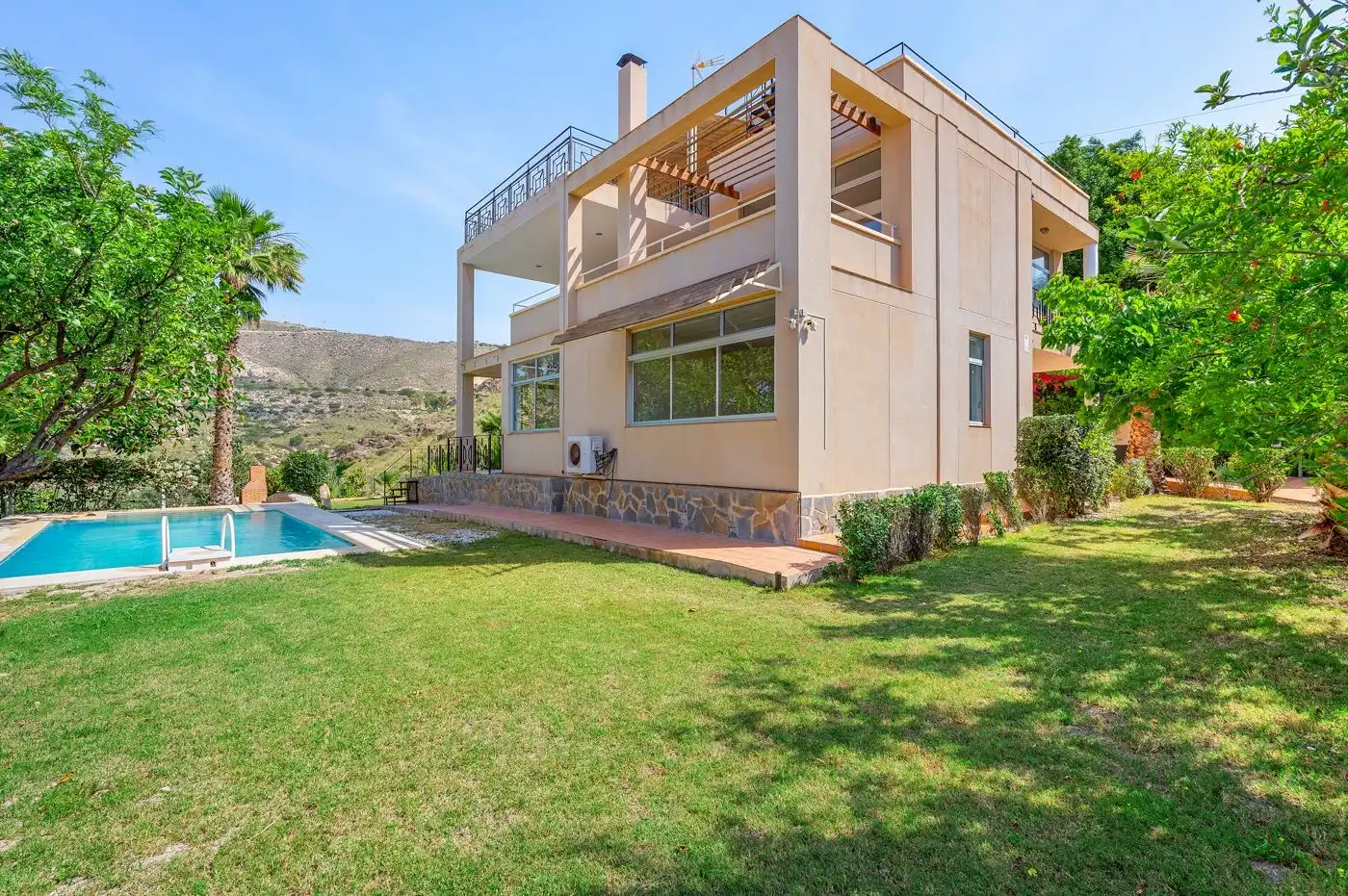 Casa o xalet en venda a Calle Córdoba, 9, Pueblo Español - Coveta Fumá Vista exterior de Casa o xalet en venda en El Campello amb Aire condicionat, Calefacció i Jardí privat