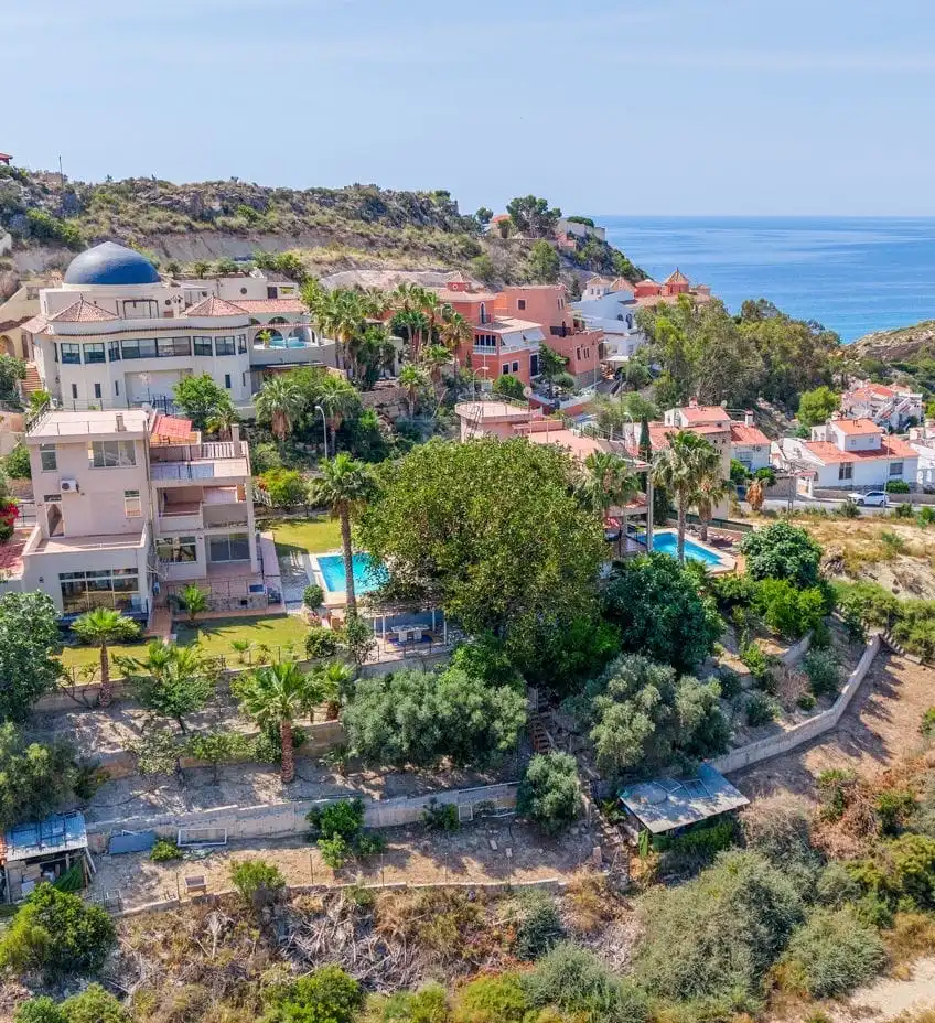Casa o xalet en venda a Calle Córdoba, 9, Pueblo Español - Coveta Fumá Vista exterior de Casa o xalet en venda en El Campello amb Aire condicionat, Calefacció i Jardí privat