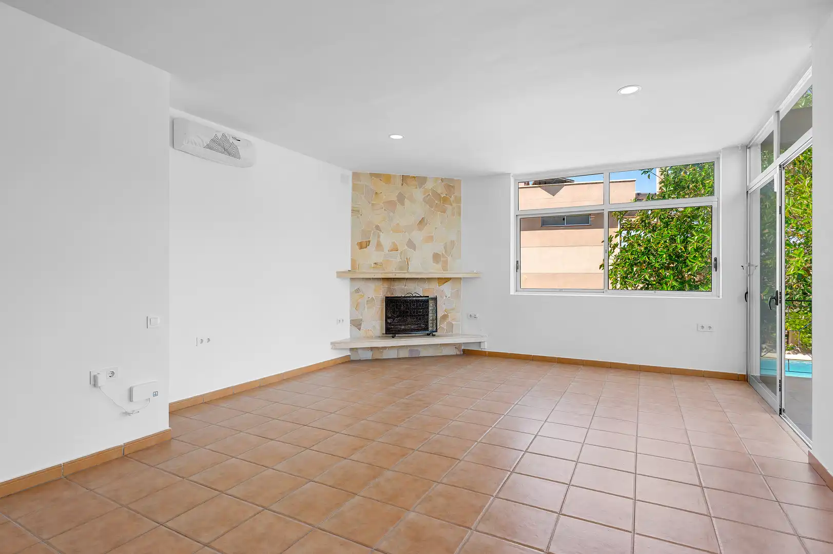 Casa o xalet en venda a Calle Córdoba, 9, Pueblo Español - Coveta Fumá Sala d'estar de Casa o xalet en venda en El Campello amb Aire condicionat, Calefacció i Jardí privat