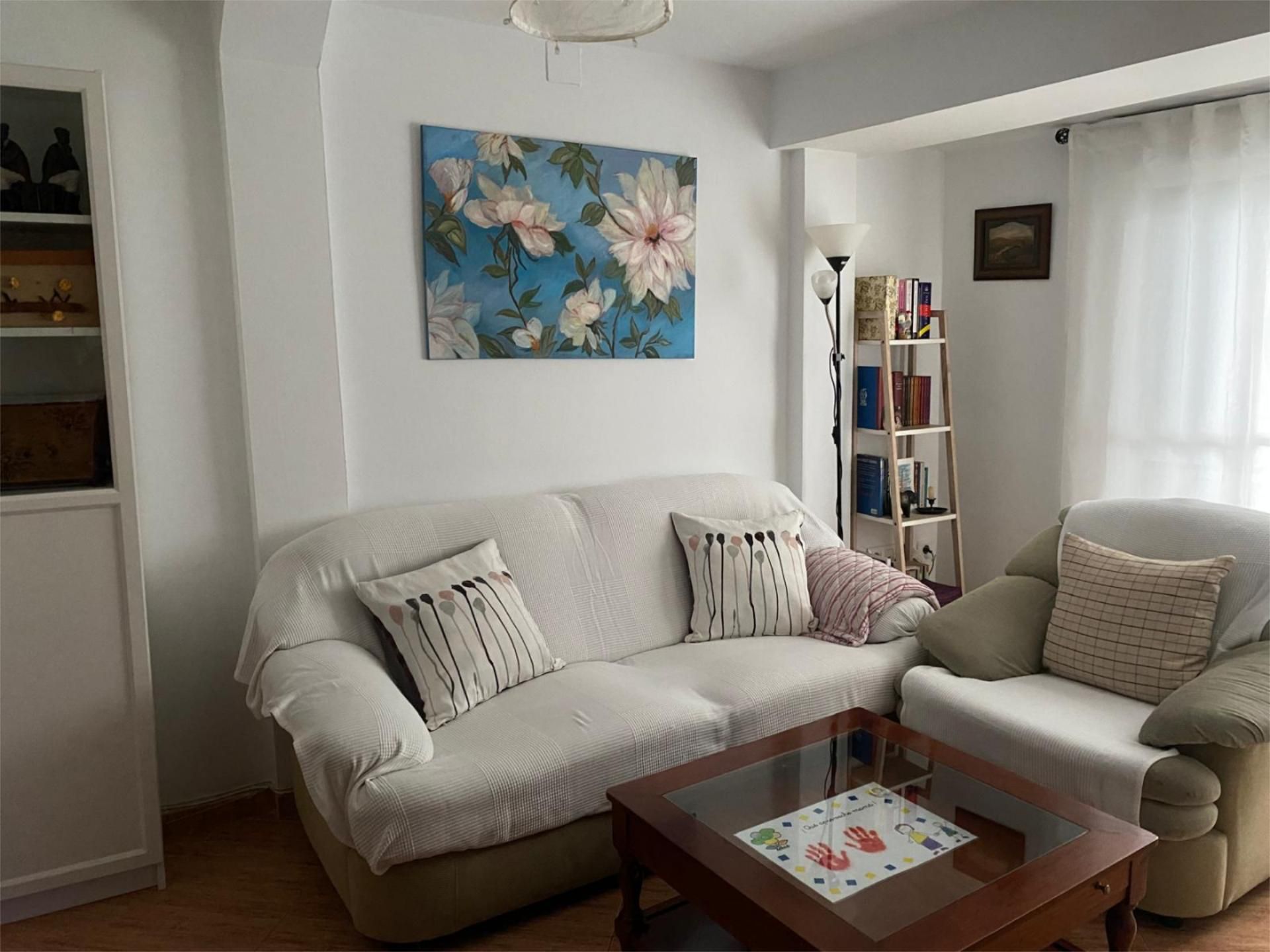 Sala d'estar de Casa adosada en venda en Valencia de Alcántara amb Calefacció, Parquet i Traster