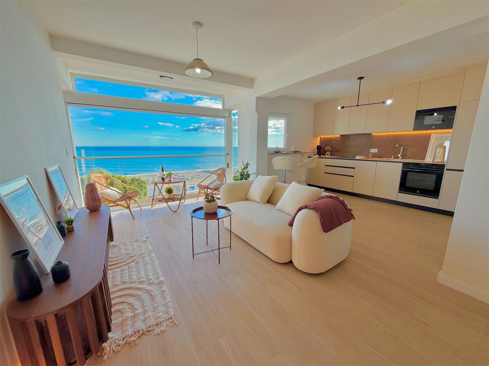 Pis en venda a Avenida de Colon, 3, Torre del Mar Sala d'estar de Pis en venda en Vélez-Málaga amb Aire condicionat i Piscina