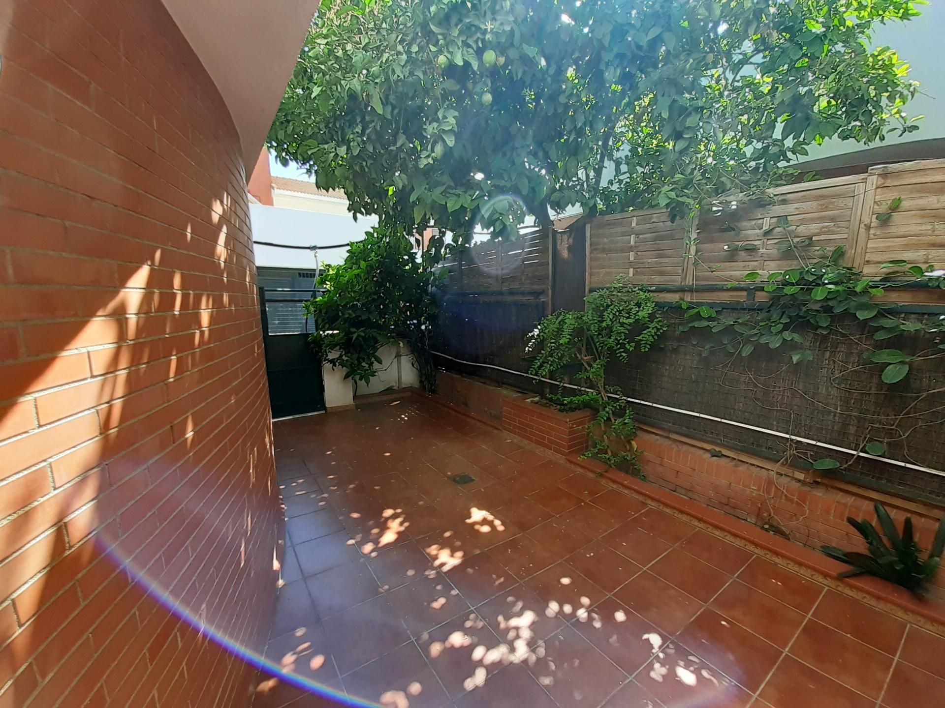 Casa adosada de lloguer a Calle Cerro Blanco, 18, Lepanto Terrassa de Casa adosada de lloguer en Mairena del Aljarafe amb Aire condicionat, Calefacció i Jardí privat