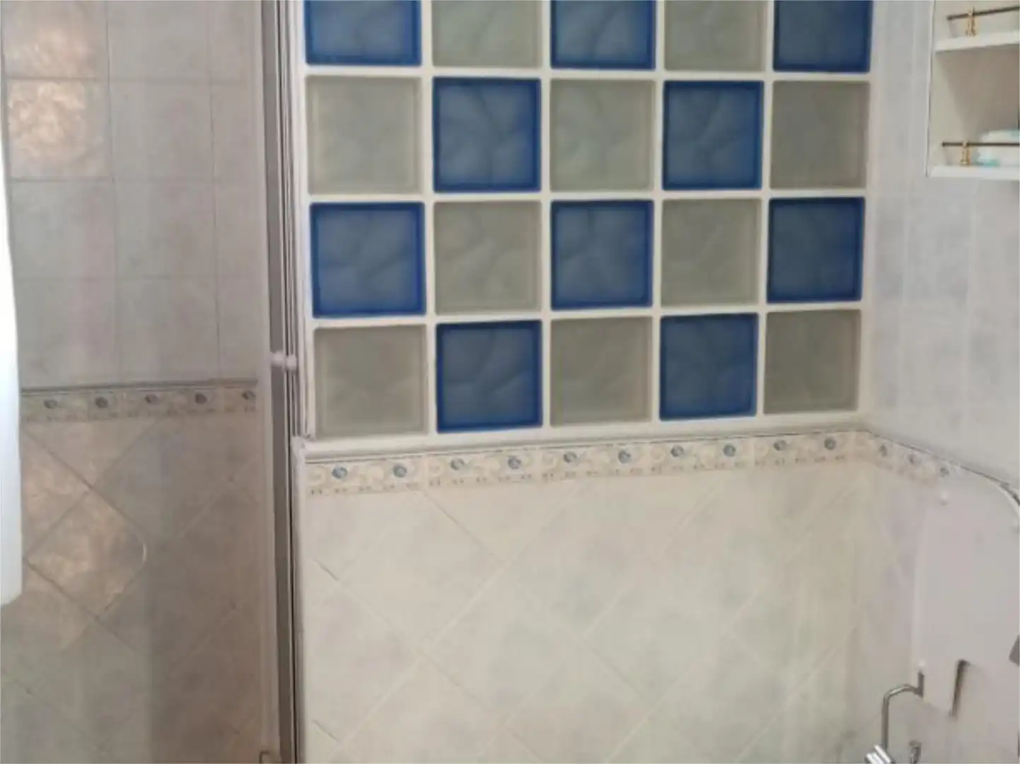 Badezimmer von Wohnung zum Verkauf in Marmolejo mit Klimaanlage, Heizung und Privatgarten